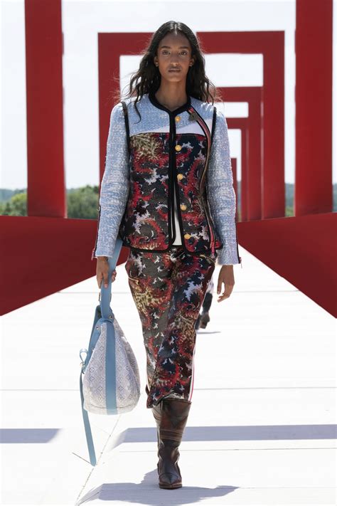 lv fashion show 2022